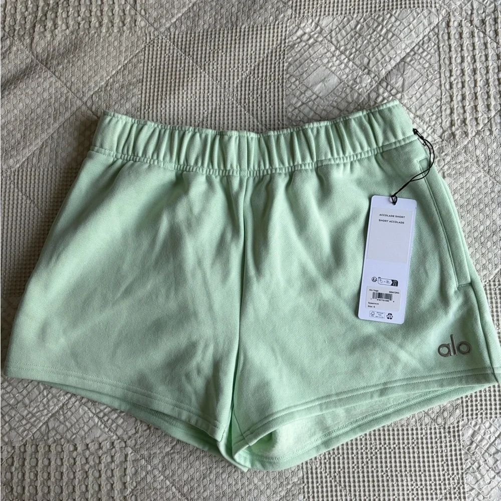BRAND NEW ALO YOGA ACCOLADE SHORT